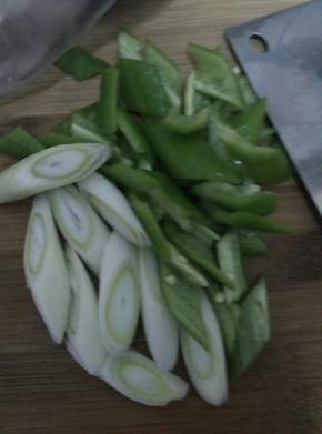 1.	把长辣椒清洗干净，切成块状，葱切成块状。