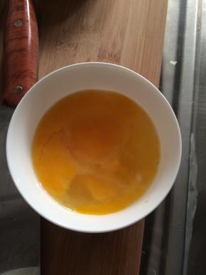 2.	鸡蛋打入碗中。