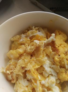 3.	锅内放入适量油，把鸡蛋放入锅中炒成块状。盛出。