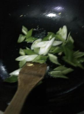 4.	锅内放入适量油，放入葱花，随后放入长辣椒炒两分钟左右。把炒好的鸡蛋放入锅中。