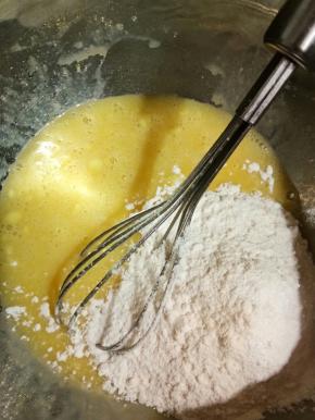 拌匀，筛入过筛的低粉，拌匀至无颗粒的细滑状态