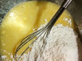 拌匀，筛入过筛的低粉，拌匀至无颗粒的细滑状态