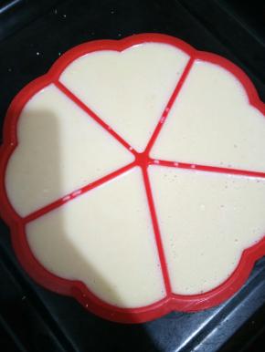 烤箱预热150度，面糊倒入硅胶模具，送入烤箱