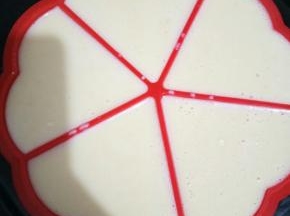 烤箱预热150度，面糊倒入硅胶模具，送入烤箱