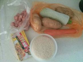 准备好食材，米饭闷上。