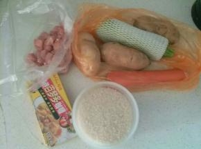 准备好食材，米饭闷上。