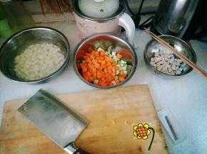 土豆，西葫芦，胡萝卜切丁。土豆如果喜欢面一点的则不用泡水，喜欢脆一点的可以泡水去淀粉。
鸡丁加一小勺盐煮至八分熟。