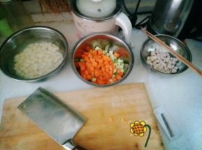土豆，西葫芦，胡萝卜切丁。土豆如果喜欢面一点的则不用泡水，喜欢脆一点的可以泡水去淀粉。
鸡丁加一小勺盐煮至八分熟。