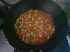 倒少许油，把备好的食材倒入锅中翻炒。翻炒过程中均匀加水，半熟时，加入鸡丁。
然后放入一至两块咖喱。图中是两人份的，所以放了两块。咖喱我用的是百侍多，超市大概八九元一盒，一盒里六块。
放完咖喱火关小一点，翻动十分钟左右即可出锅。不需要放其他调味料。