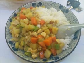 然后米饭盛出来，淋上做好的咖喱就可以啦~
是不是超简单呢~~