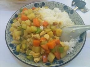 然后米饭盛出来，淋上做好的咖喱就可以啦~
是不是超简单呢~~
