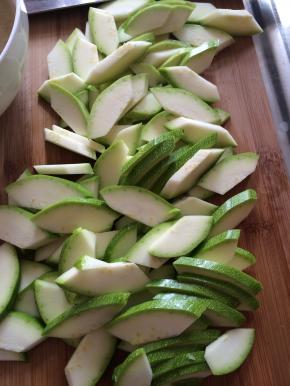 1.	把小瓜清洗干净，切成块状