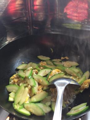 4.	锅内放入适量油，把小瓜放入锅中翻炒一分钟，随后放入鸡蛋。