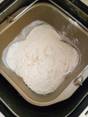 除黄油外的所有材料加入面包机，