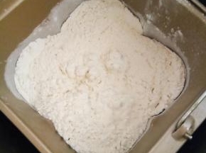 除黄油外的所有材料加入面包机，