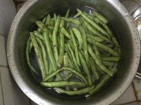 2.	把芸豆摘好，用清水清洗干净