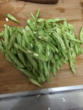 3.	把洗好芸豆切成丝状。（芸豆不好软所以切成丝状，也可以不切）