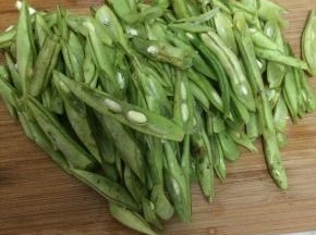 3.	把洗好芸豆切成丝状。（芸豆不好软所以切成丝状，也可以不切）