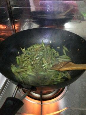 4.	锅内放入适量油，加入调料。把芸豆放入锅内小火翻炒。