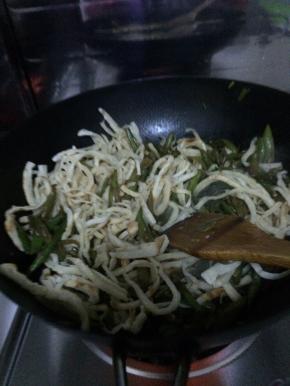 5.	芸豆炒软，然后把焖饼放入锅内小火翻炒。