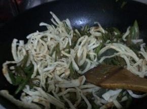 5.	芸豆炒软，然后把焖饼放入锅内小火翻炒。