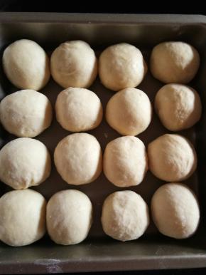 分成等量的16小份，码入烤盘！