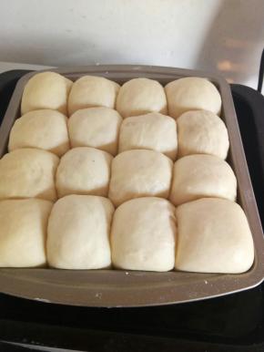 表面刷水，烤箱放一碗热水，二发至两倍大！