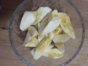 2.	把香蕉切成块状。放入碗中。
