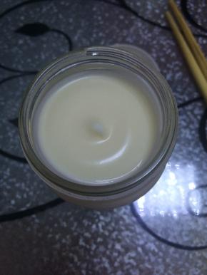 4.	把准备好的沙拉酱放入切好的香蕉中。搅拌均匀即可。