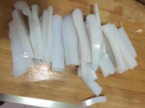 1.	凉皮清洗干净，切成条状。