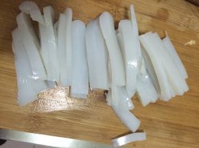 1.	凉皮清洗干净，切成条状。