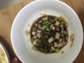 2.	把葱切碎，加入酱油醋香油，盐等搅拌均匀。