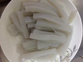 3.	把切好的凉皮放入盘子中。