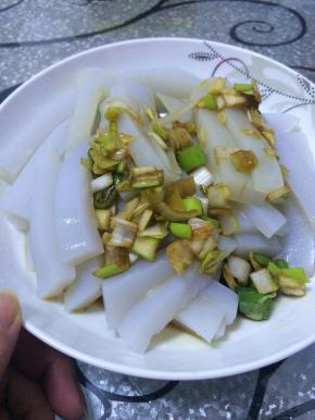 4.	把调好的调料倒入凉皮中，搅拌均匀即可。