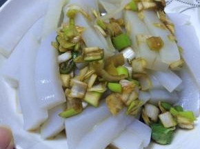 4.	把调好的调料倒入凉皮中，搅拌均匀即可。