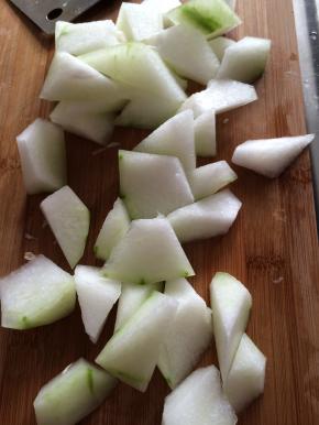 1.	冬瓜清洗干净切成块状。