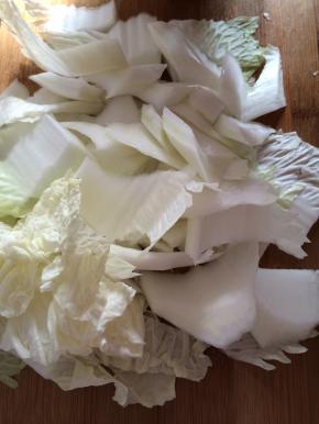 2.	把白菜和豆腐切成块状。
