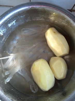 3.	土豆削皮清洗干净，切成块状，粉条提前用热水泡制。
