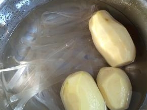 3.	土豆削皮清洗干净，切成块状，粉条提前用热水泡制。