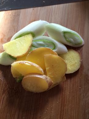 4.	把葱和姜切成块状