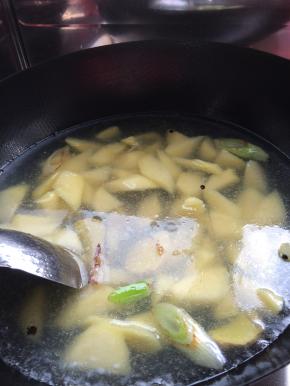 5.	锅内放入适量油，把切好的葱和姜放入锅中爆炒，随后加入适量的水。放入土豆。