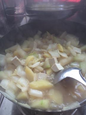 6.	土豆炖五分钟左右，随后放入白菜冬瓜豆腐和粉条。