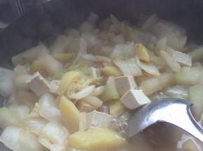 6.	土豆炖五分钟左右，随后放入白菜冬瓜豆腐和粉条。