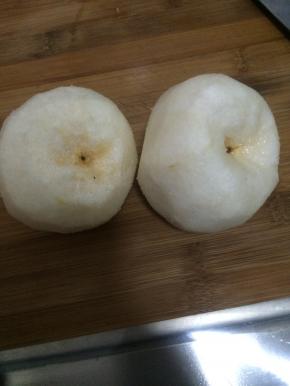 1.	把梨清洗清洗干净，削皮。