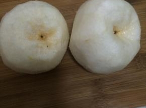 1.	把梨清洗清洗干净，削皮。