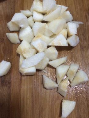 2.	把清洗干净的梨切成块状。