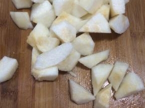 2.	把清洗干净的梨切成块状。