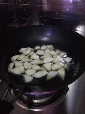 3.	锅内放入适量水，把切好的梨块放入水中。