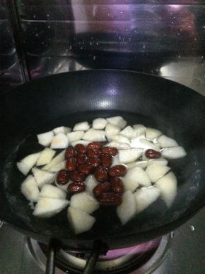 4.	随后把准备好的红枣和冰糖放入锅中。