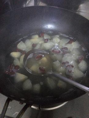 5.	梨大约开锅15分钟左右。关火。